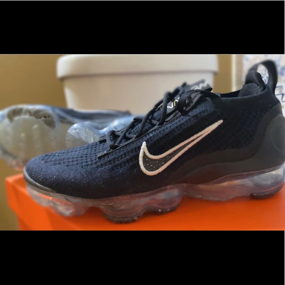 Nike Vapor Max size 9. Only tried on by my daughter and didn’t fit. Includes box